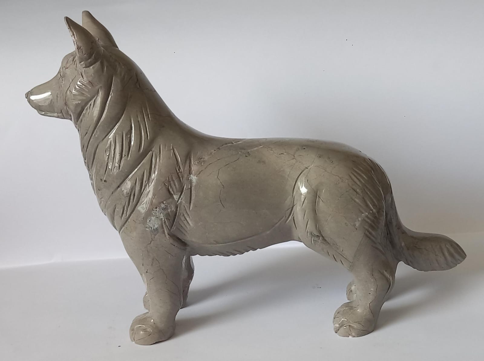 Escultura de Colección: Pastor Alemán en Mármol Santo Tomás